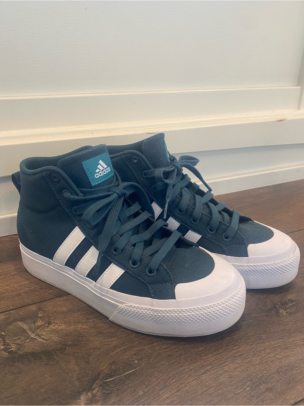 Adidas Bravada 2.0 Platform women’s sneakers in a dark teal/blue color size 8